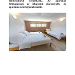 Sunset Apartmanhaz 3* באלאטונפורד