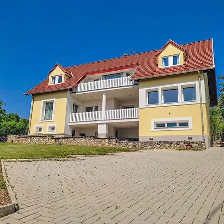 Sunset Apartmanhaz 3*